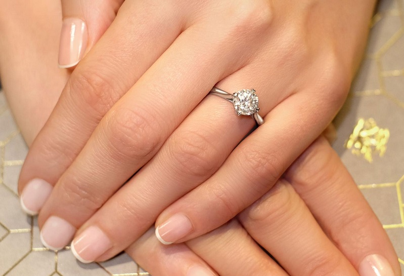 Three valuable tips for choosing the perfect engagement ring for her