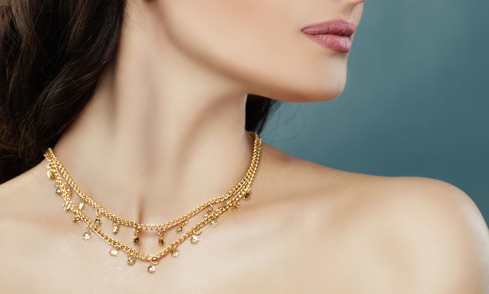 How Layered Necklaces Create Depth Without Overwhelming Everyday Outfits